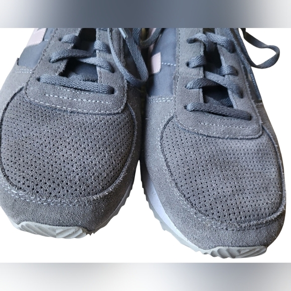 New Balance 220 Women's Gray & Pink Suede Trainers Sneakers Size 11 - Picture 3 of 9